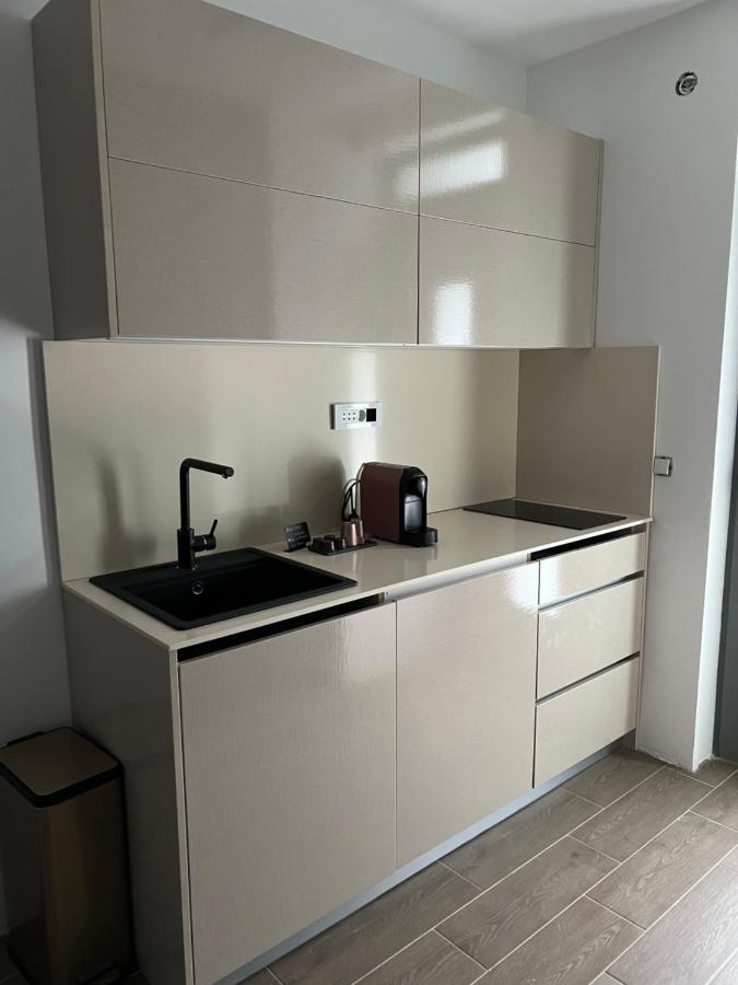 Madamik Apartments Bijela Exteriör bild