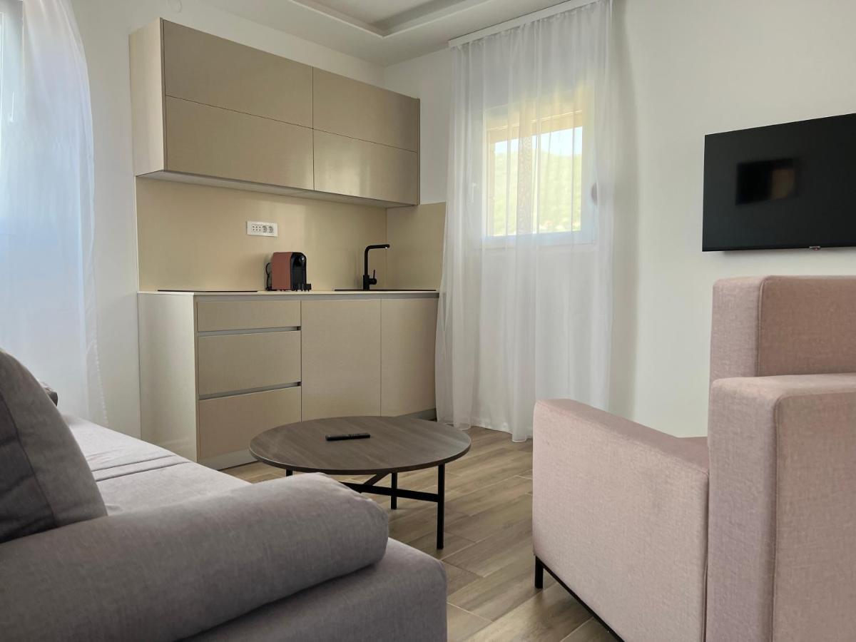 Madamik Apartments Bijela Exteriör bild