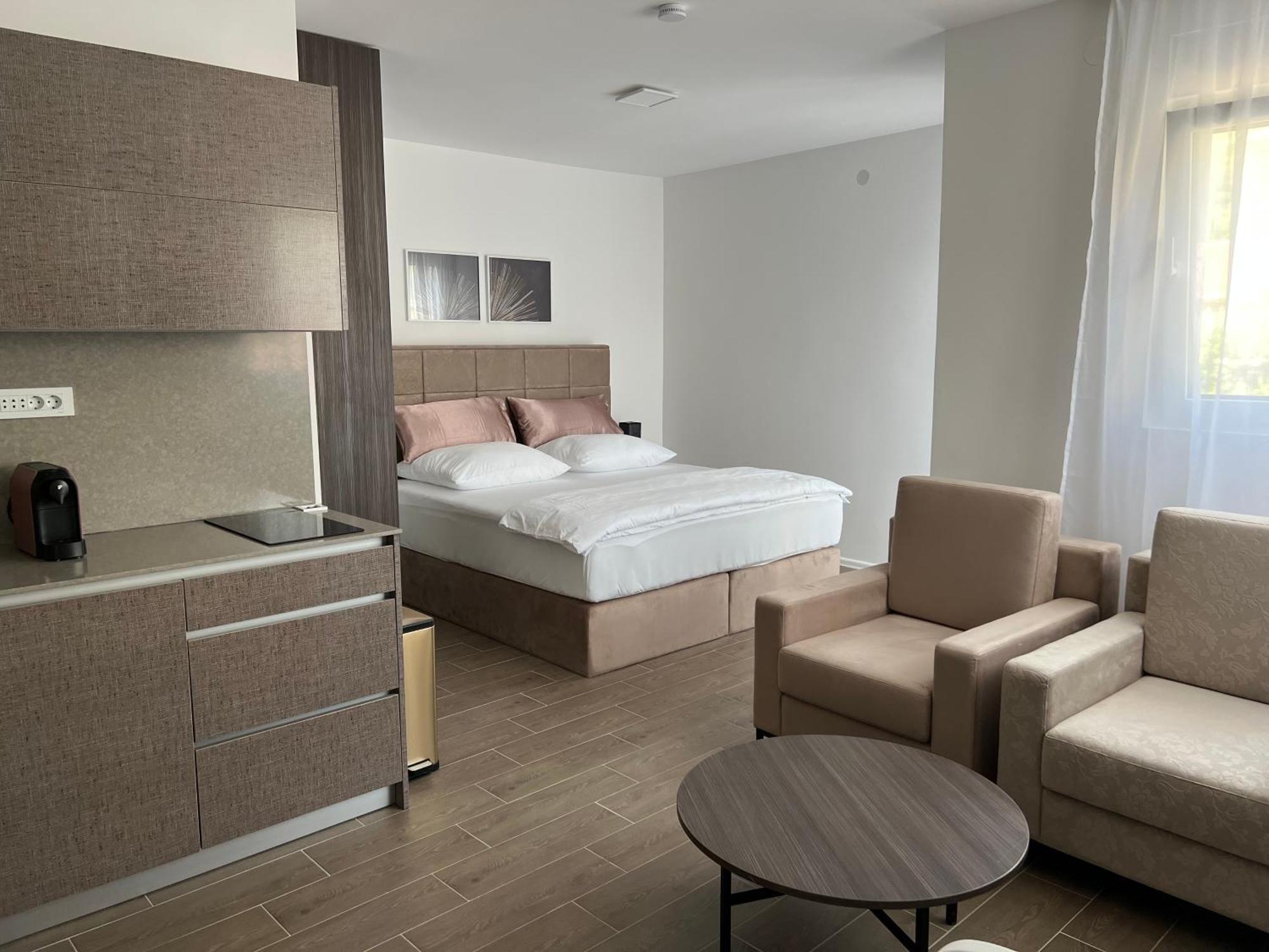 Madamik Apartments Bijela Exteriör bild