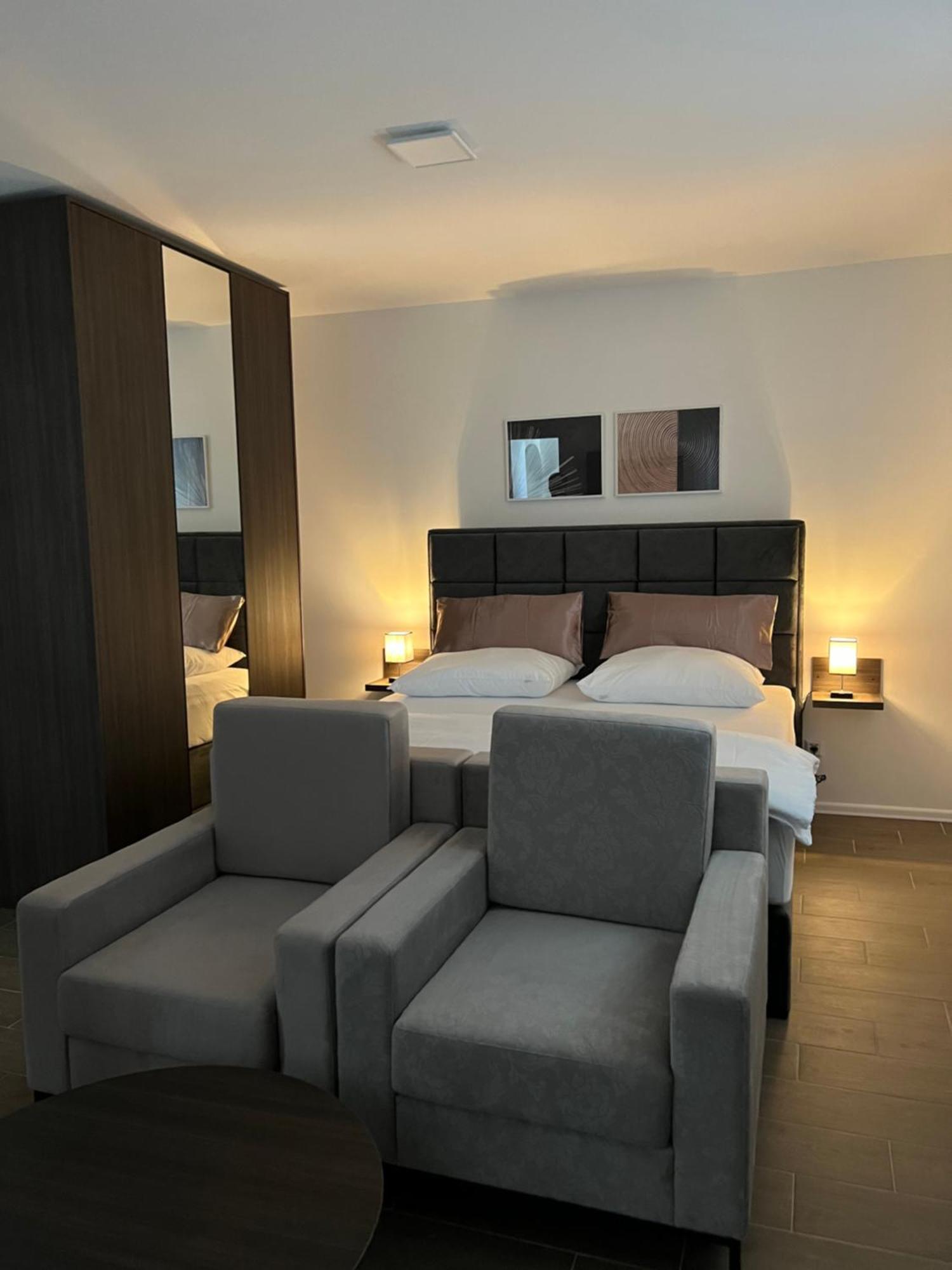 Madamik Apartments Bijela Exteriör bild
