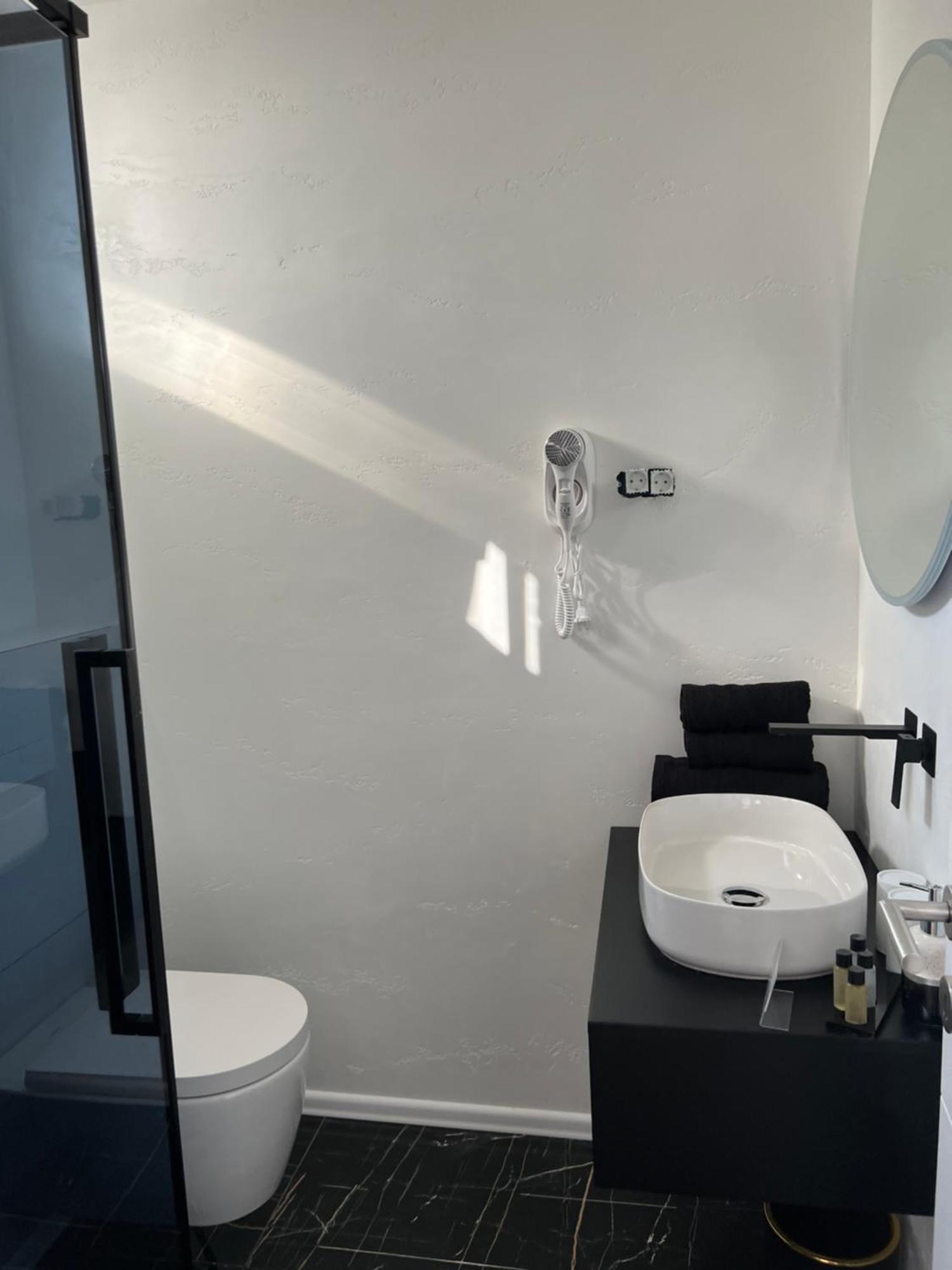 Madamik Apartments Bijela Exteriör bild