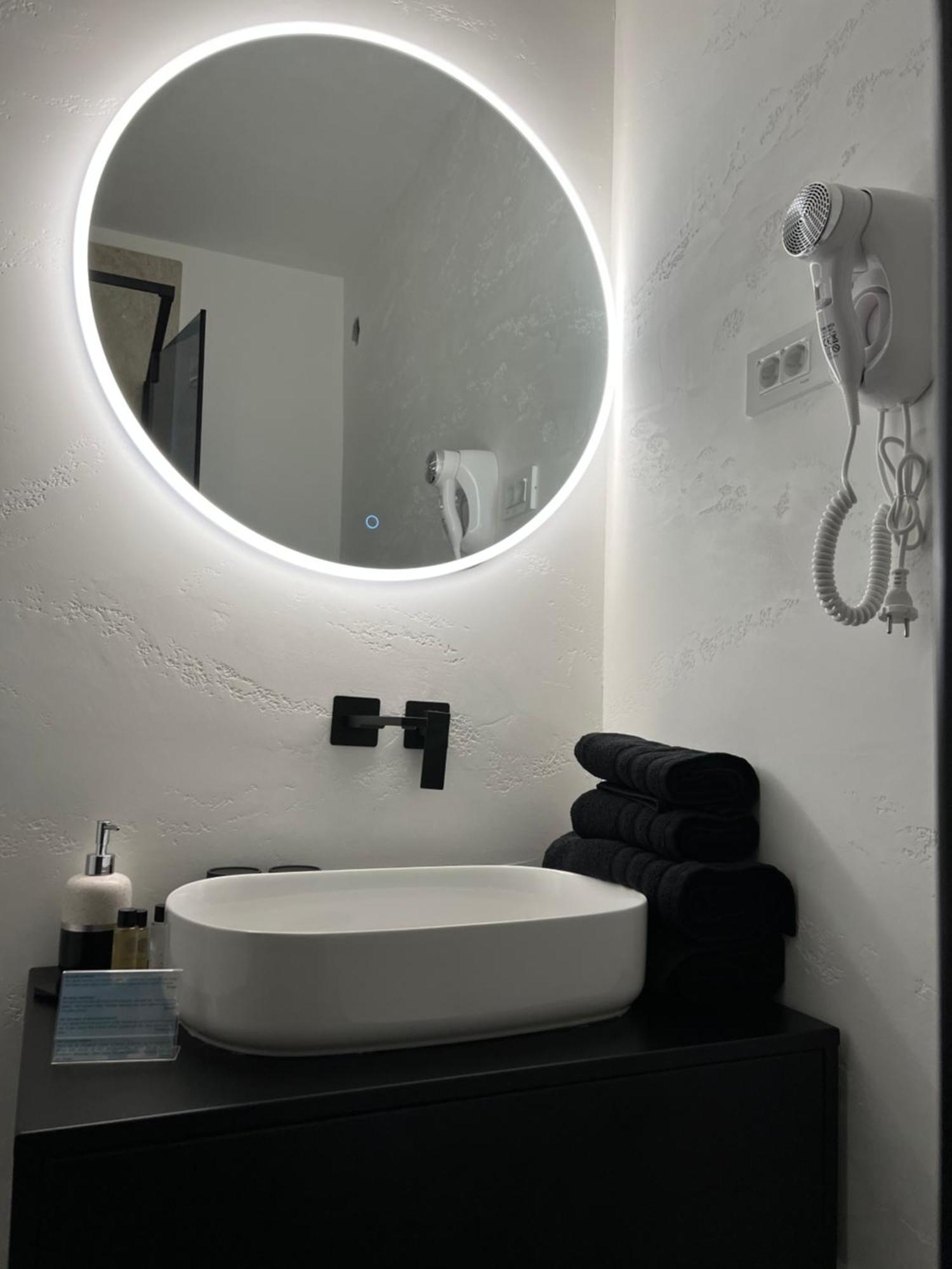 Madamik Apartments Bijela Exteriör bild